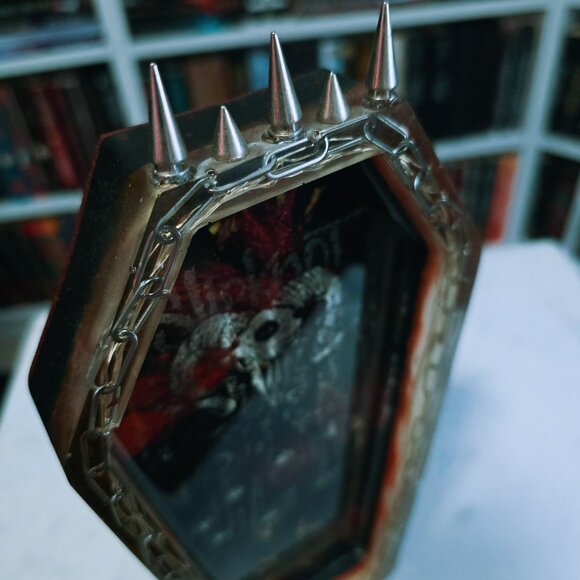 SLIPKNOT Resin Lightup Coffin with Spikes - Picture 4 of 6